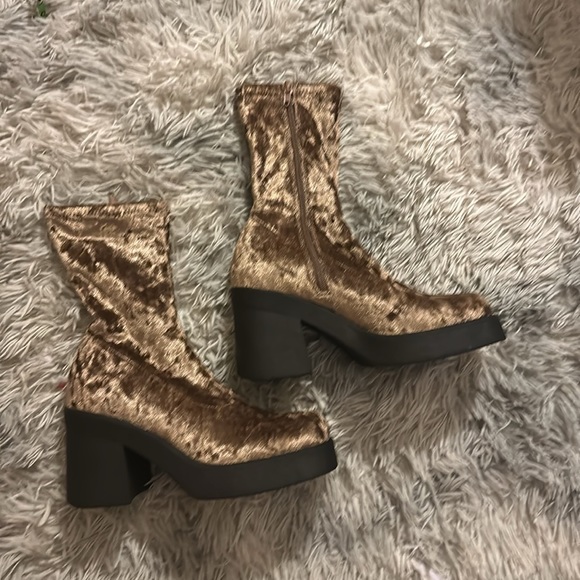 Steve Madden Klayton taupe velour lugged heel boot NWOT 7.5 - Picture 2 of 5